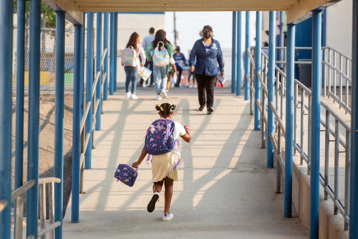 Los estudiantes llegan al primer día de clases en la Normont Elementary en Los Ángeles, el 16 de agosto de 2021. (Allison Zaucha/The New York Times)