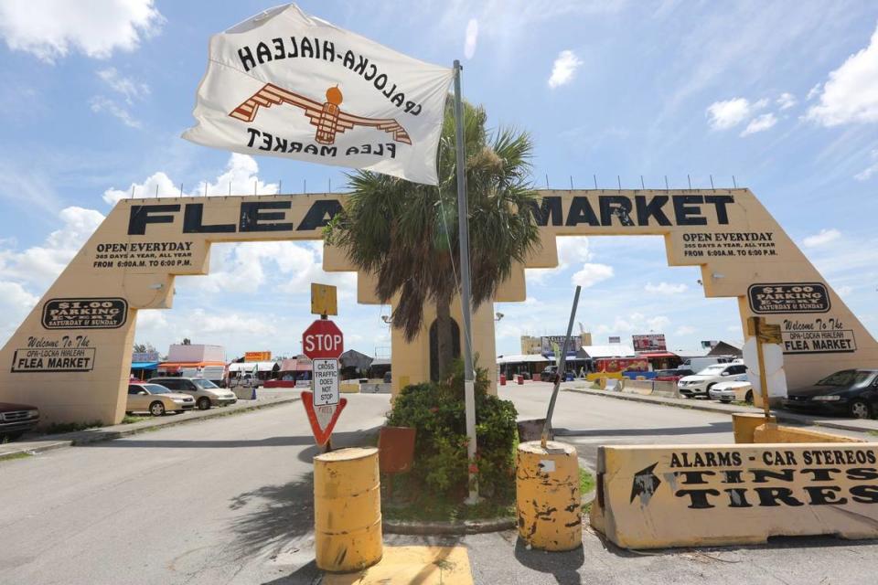 Famoso arco de bienvenida del pulguero de Opa-locka Hialeah.