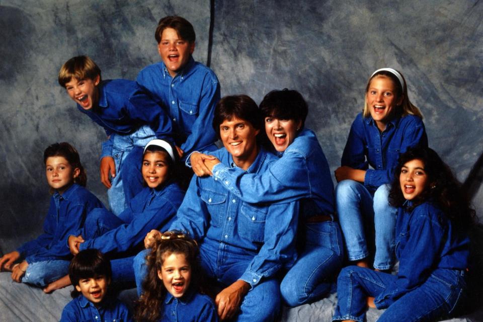 (Middle row, L-R) Brody Jenner, Kourtney Kardashian, Bruce Jenner, Kris Jenner, Cassandra Jenner, Kim Kardashian, (top row, L-R) Brandon Jenner, Burton Jenner,(bottom row, L-R) Robert Kardashian, Jr., Khloe Kardashian im 1991 (Getty Images)