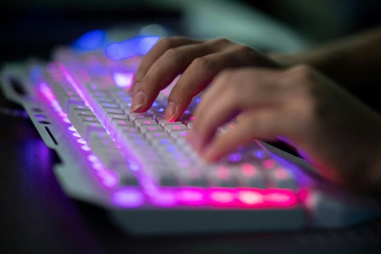 Image d'illustration - Une personne tapant sur un clavier d'ordinateur - NICOLAS ASFOURI © 2019 AFP