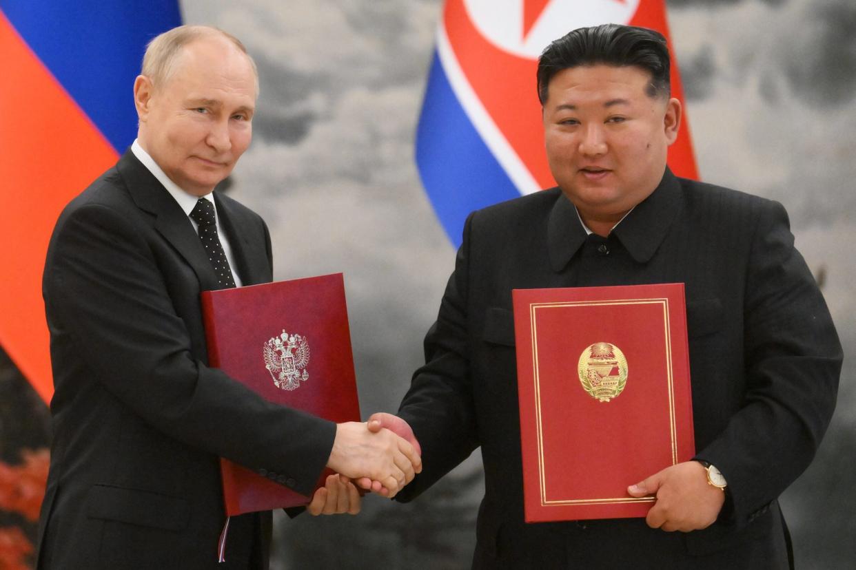 Der russische Präsident Wladimir Putin schüttelt dem nordkoreanischen Staatschef Kim Jong Un nach einer Unterzeichnungszeremonie im Anschluss an ihre bilateralen Gespräche in der Staatsresidenz Kumsusan in Pjöngjang die Hand, am 19. Juni 2024. - Copyright: KRISTINA KORMILITSYNA/Getty Images