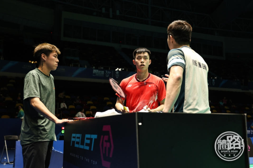 Lee Cheuk-yao (left) assists coach Huang Zonghan (right) in coaching Wu Yinglun.