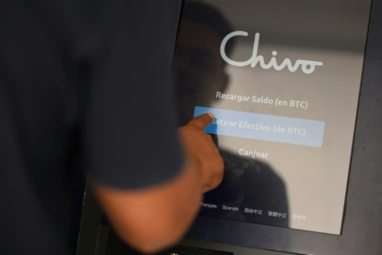 Un homme utilise le portefeuille électronique du gouvernement salvadorien, connu sous le nom de "Chivo", pour retirer de l'argent émis par des membres de sa famille à l'étranger, le 8 avril 2024 à San Salvado (Marvin RECINOS)