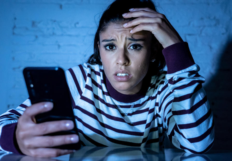 La recreación de una adolescente que es acosada en línea, una realidad inquietantemente común. (Getty Creative)