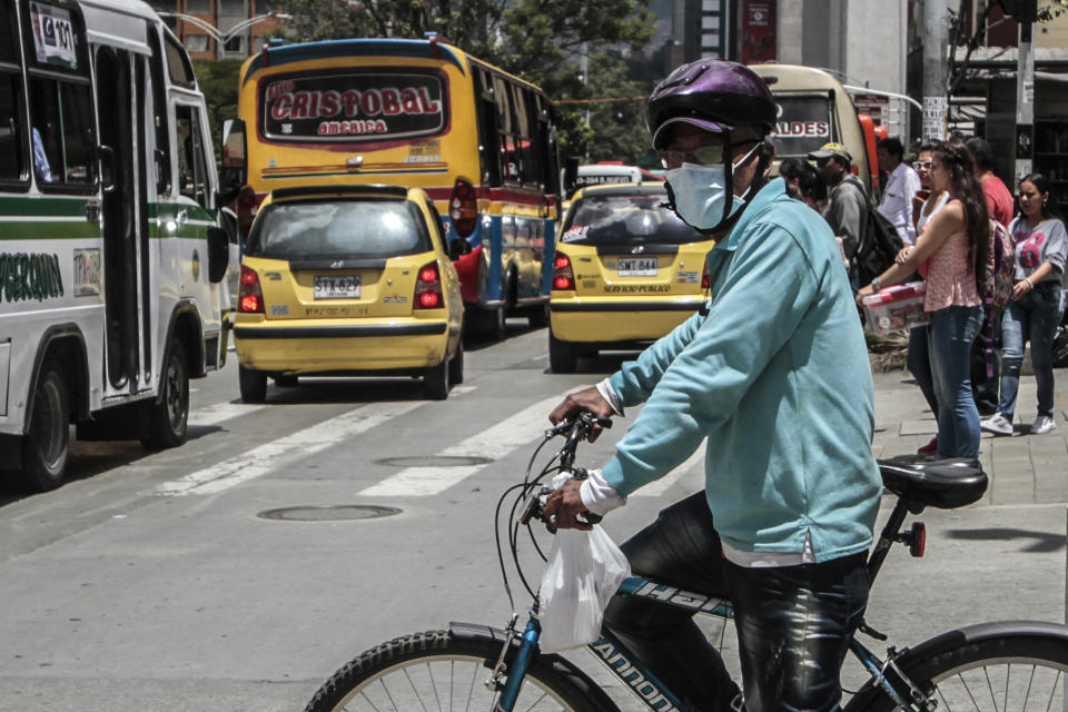 <p>Ein Radfahrer im kolumbianischen Medellín versucht, sich mithilfe einer Maske vor der starken Luftverschmutzung zu schützen. Medellín ist mit 2,46 Millionen Menschen die am zweitstärksten bevölkerte Stadt des Landes – die Smogbelastung ist hier besonders hoch. (Bild: STR/AFP/Getty Images) </p>