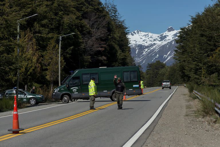 Controles sobre la ruta 40 en el ingreso a Villa Mascardi