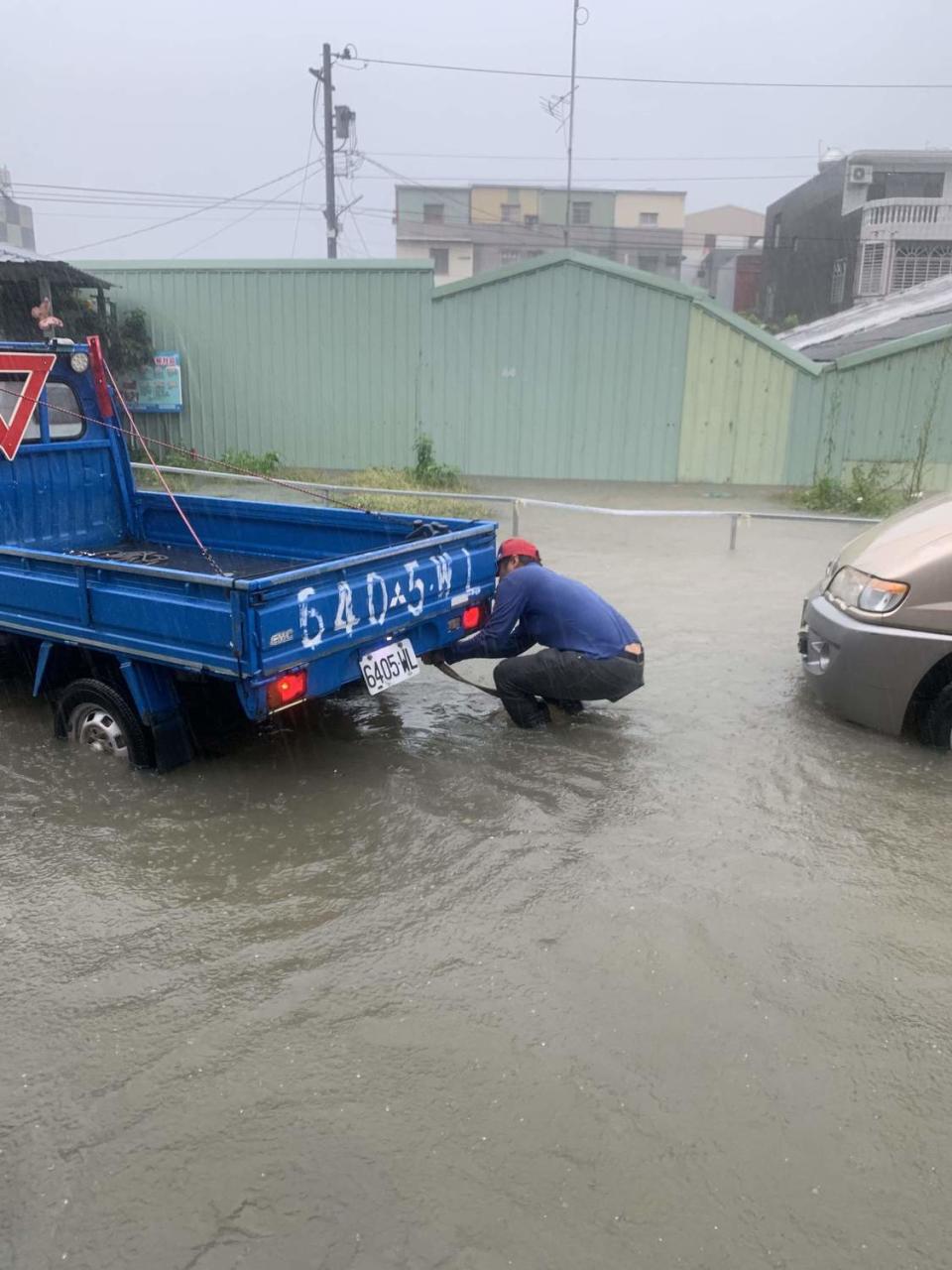 今日西南風為中南部帶來豪雨，各地陸續傳出淹水(圖為嘉義市)。   圖：嘉義市大溪里里長葉秋蘭/提供