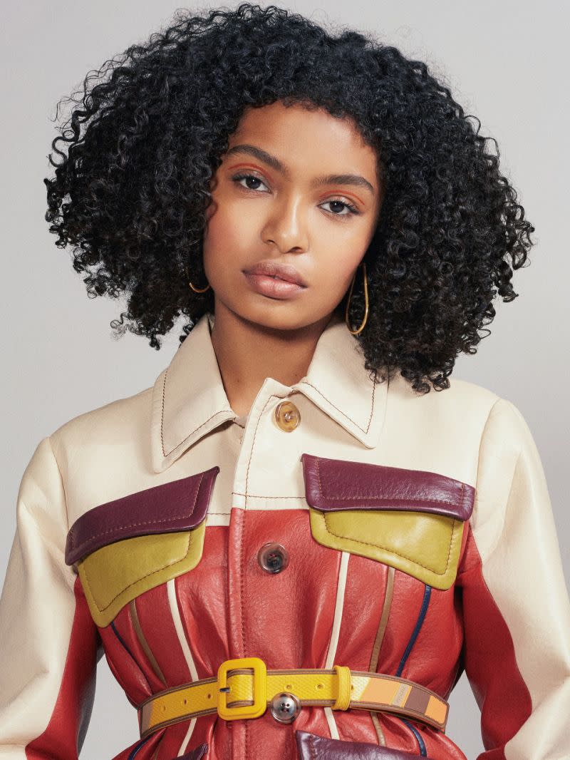 Yara Shahidi lleva una chaqueta y un cinturón de cuero de retazos, ambos de Prada. (Foto: Christine Hahn, estilista, Christopher Kim)