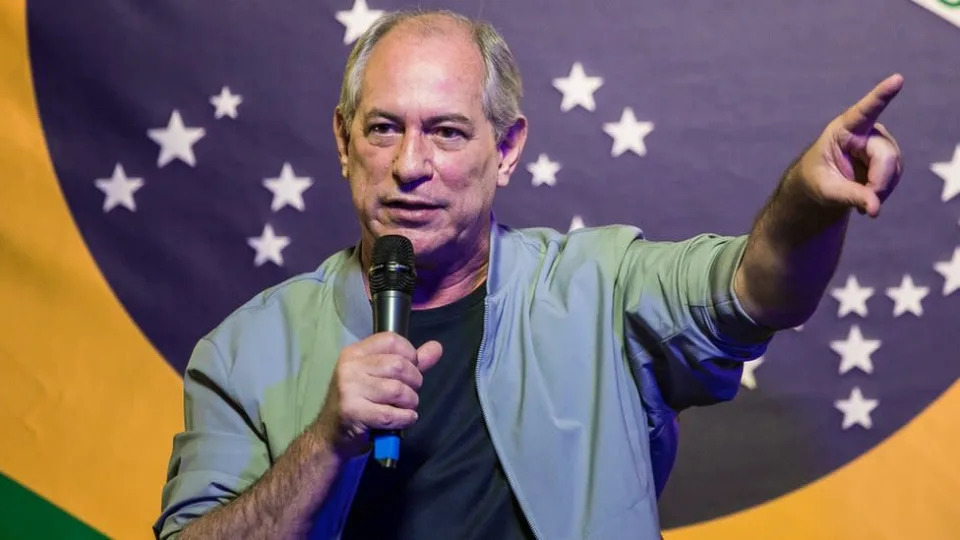 Ciro Gomes discursa