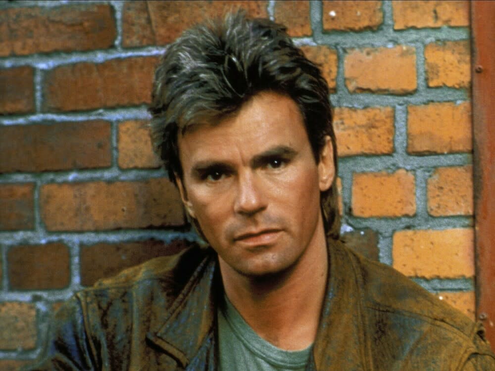 Das Haar mag grauer geworden sein und einige Pfunde sind auch hinzugekommen - in Erinnerung bleibt Richard Dean Anderson aber als adretter Angus MacGyver (Bild: imago images/Mary Evans)