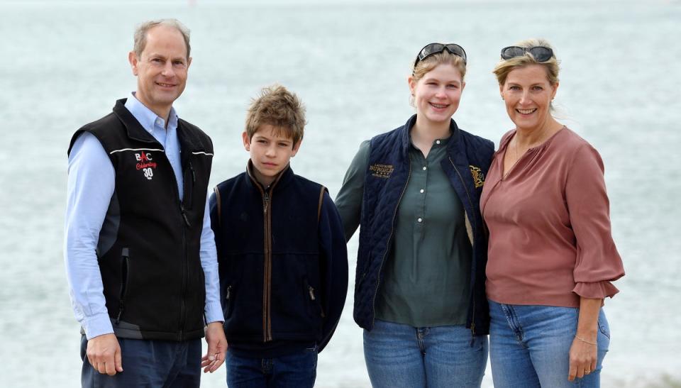 Prince Edward and Sophie pose with their children Lady Louise and James as they take part in the Great British Beach Clean on September 20, 2020 (Getty Images)