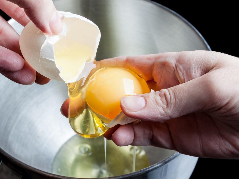 separating egg white yolk