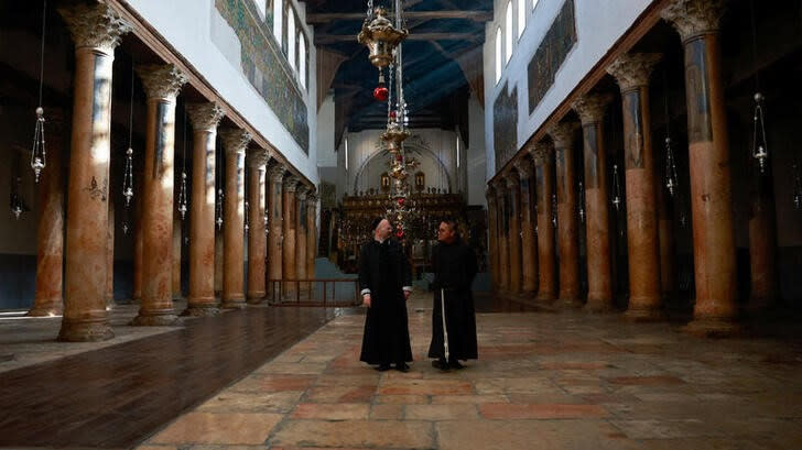 Dos religiosos en la Iglesia de la Natividad en Belén, Cisjordania. (Reuters)