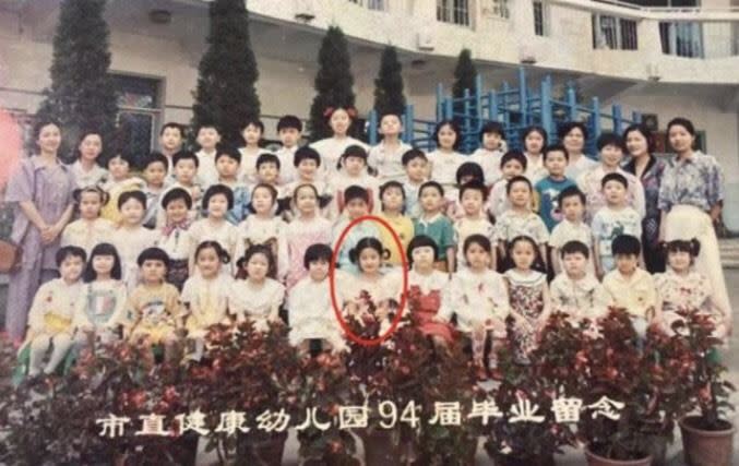 劉亦菲幼稚園畢業拍的大合照。（圖／翻攝自微博）