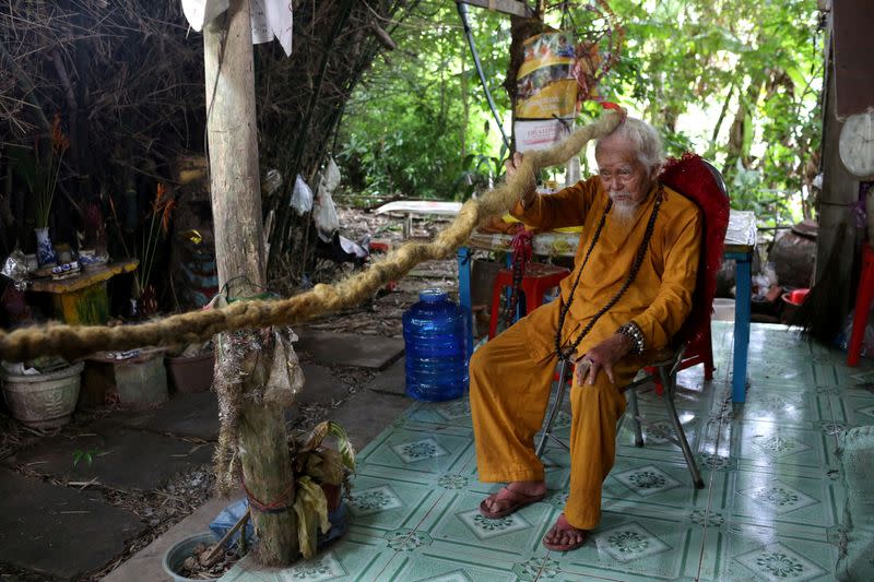 Nguyen Van Chien, de 92 años, se sienta para mostrar su cabello de 5 metros de largo que, según él, no se ha cortado durante casi 80 años, en su casa en la provincia de Tien Giang, Vietnam