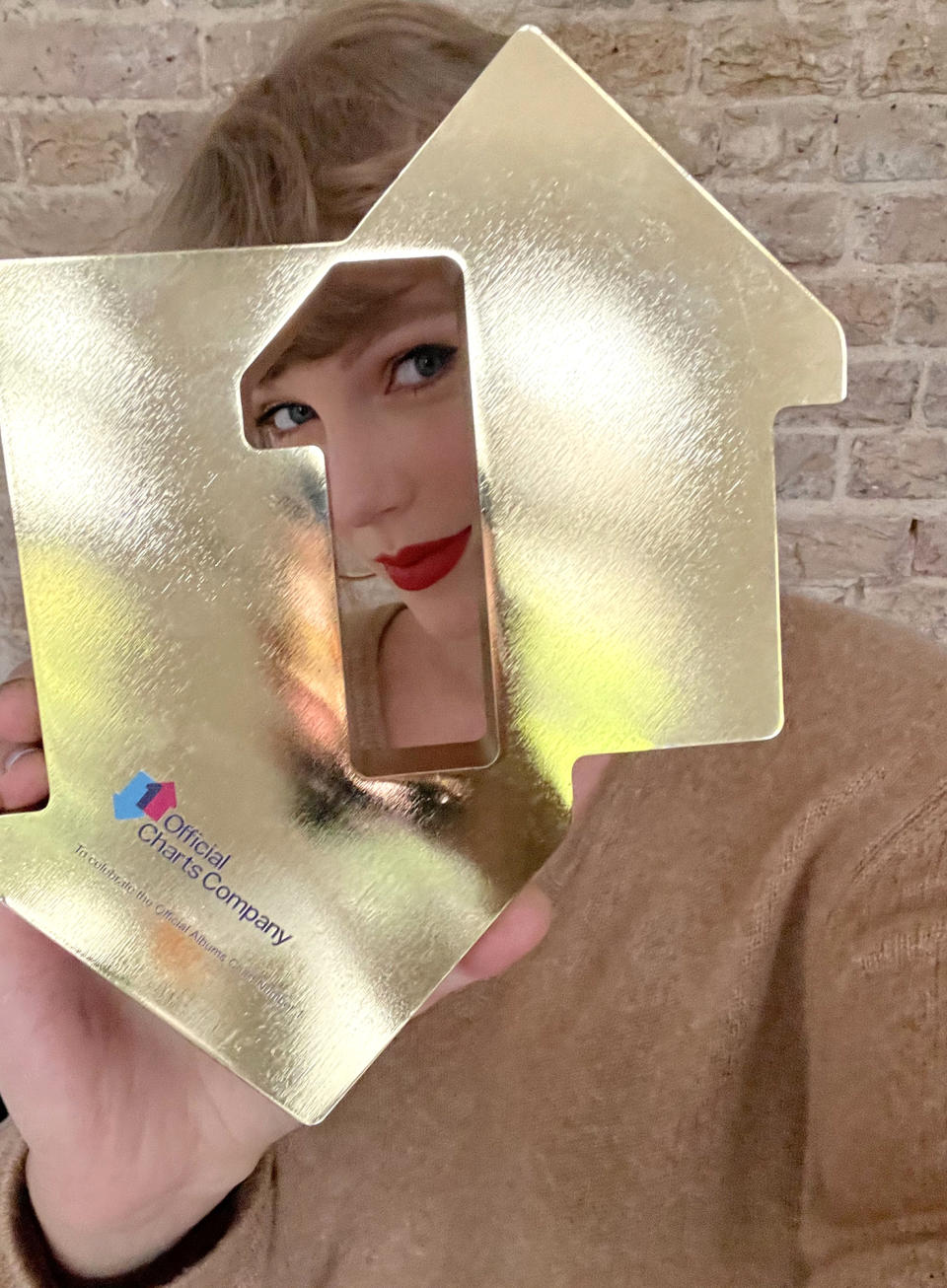 <p>Taylor Swift posed with her Number 1 Album Award for <em>Fearless (Taylor’s Version)</em> as she claimed the top spot on the U.K. singles chart.</p>