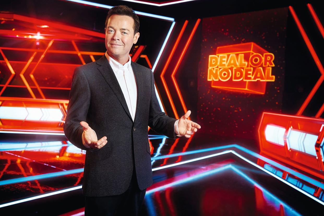  Stephen Mulhern hosts Deal or No Deal. 