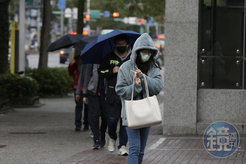 今日北部及東北部濕涼，不過明日起東北季風減弱，氣溫將逐漸回升。（本刊資料照）