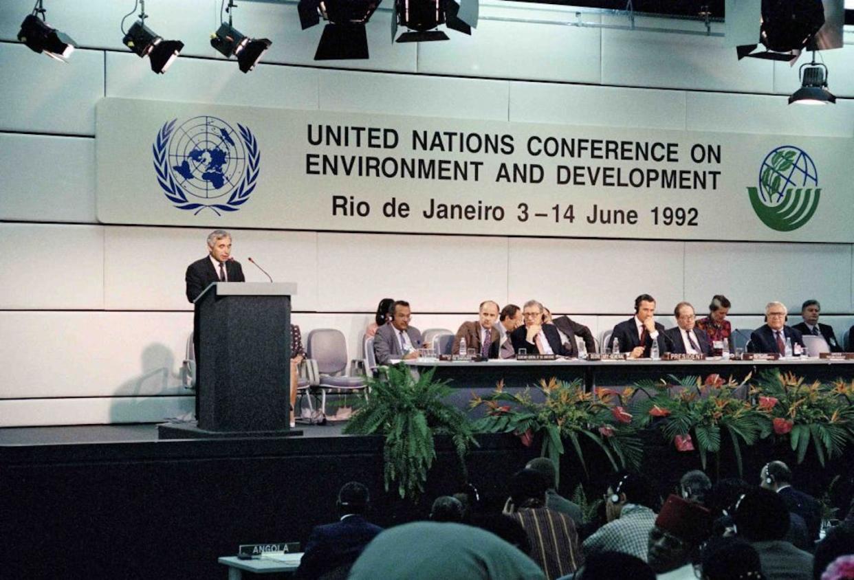 Conferencia de las Naciones Unidas sobre Medio Ambiente y Desarrollo, también conocida como Cumbre de Río o de la Tierra (1992). <a href="https://dam.media.un.org/asset-management/2AM9LO1O3L5X?FR_=1&W=1391&H=617" rel="nofollow noopener" target="_blank" data-ylk="slk:UN Photo / Michos Tzovaras;elm:context_link;itc:0;sec:content-canvas" class="link ">UN Photo / Michos Tzovaras</a>