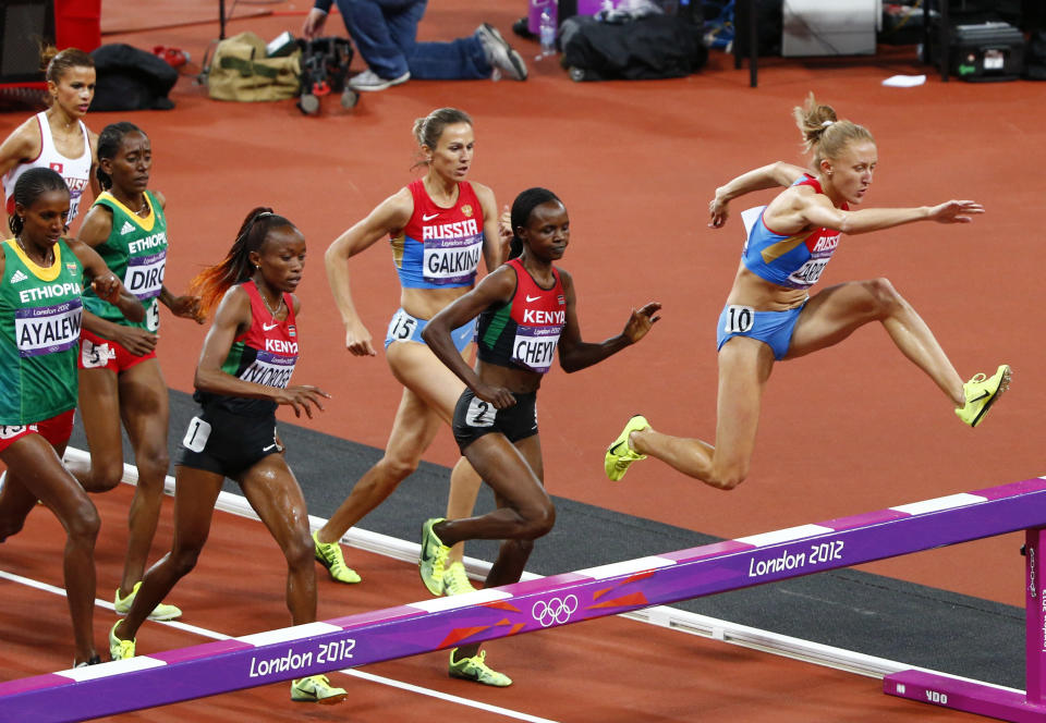 Russia's Yulia Zaripova (R) races to win the women's 3000m steeplechase final at the London 2012 Olympic Games at the Olympic Stadium August 6, 2012. REUTERS/David Gray (BRITAIN - Tags: OLYMPICS SPORT ATHLETICS) 