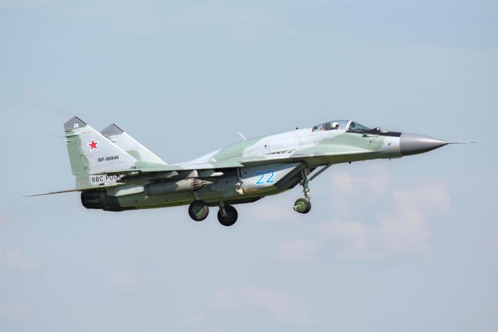 MiG-29SMT de l'armée de l'air russe atterrit à Riazan, en Russie, après une mission lors de l'exercice Aviadarts 2016.