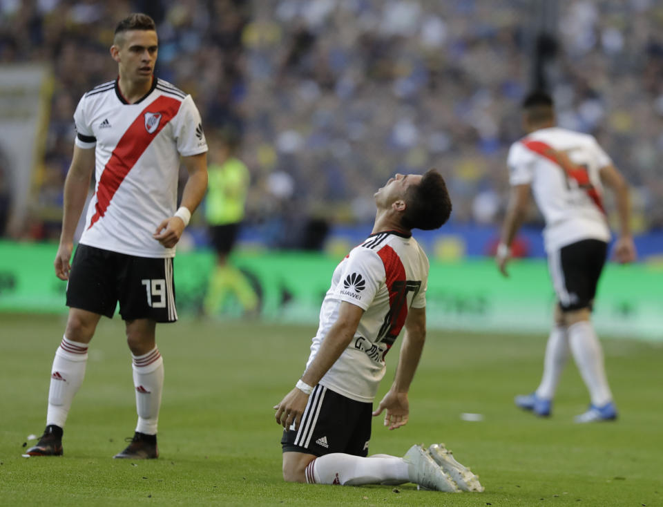 Gonzalo Martínez, centro, de River Plate, festeja con su compañero Rafael Borre después de anotar ante Boca Juniors durante un duelo de la liga argentina en Buenos Aires, Argentina, el domingo 23 de septiembre de 2018. (AP Foto/Natacha Pisarenko)