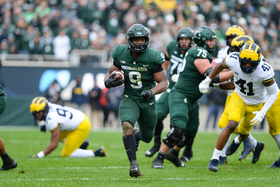 EAST LANSING, MI - OCTOBER 30: Michigan State Spartans running back Kenneth Walker (9) breaks past the Michigan defense en route to a touchdown during a college football game between the Michigan State Spartans and the Michigan Wolverines on October 30, 2021 at Spartan Stadium in East Lansing, MI. (Photo by Adam Ruff/Icon Sportswire via Getty Images)