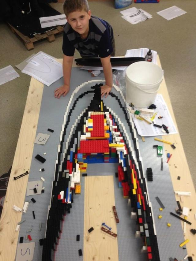 Un chico con autismo crea una réplica del Titanic con 56.000 bloques LEGO