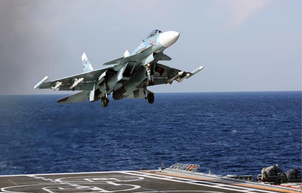 Eine Su-33 landet auf der Admiral Kuznetsov, als diese im November 2016 vor der syrischen Küste segelt. - Copyright: Andrei LuzikTASS via Getty Images