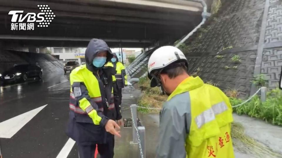 永康中正路與高速二街口涵洞也出現嚴重積水的狀況，淹水狀況已排除。（圖／TVBS）