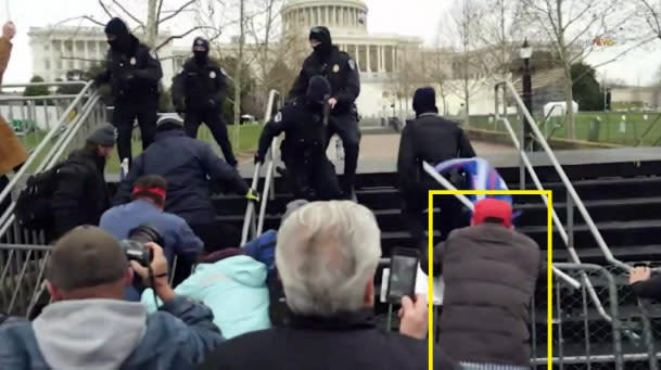 ФБР сообщило, что Спенсер Геллер (справа) принимал участие в первоначальном прорыве баррикад на западной стороне Капитолия США и был впереди толпы, которая двигалась к зданию.  (через ФБР)