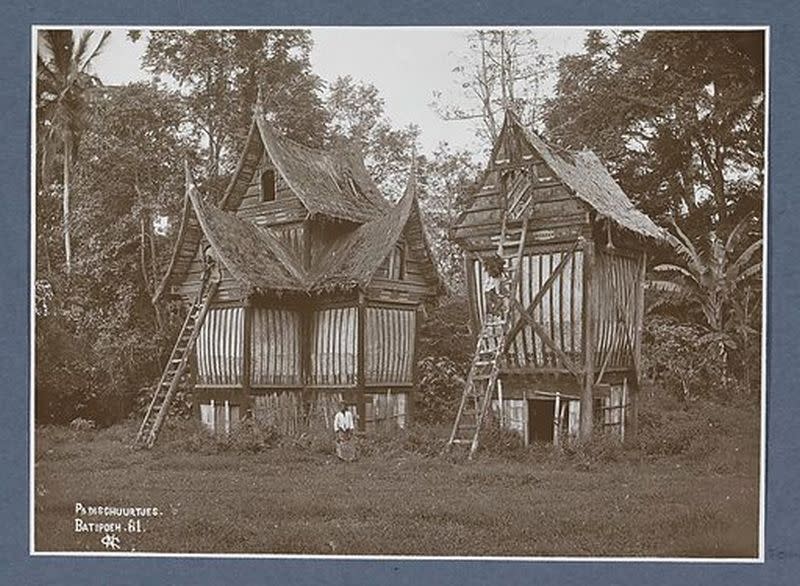 Antiguas viviendas indígenas en Batipoeh, Sumatra a comienzos del sigo XX. (Imagen creative commons vista en Lookandlearn / crédito Rijksmuseum).