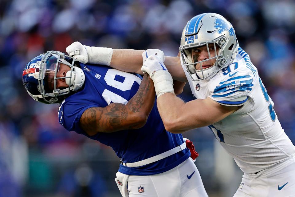 El ala defensiva de los Lions, Aidan Hutchinson (97), lucha por la posición con el receptor abierto de los Giants, Kenny Golladay (19), el 20 de noviembre de 2022 en East Rutherford, Nueva Jersey.