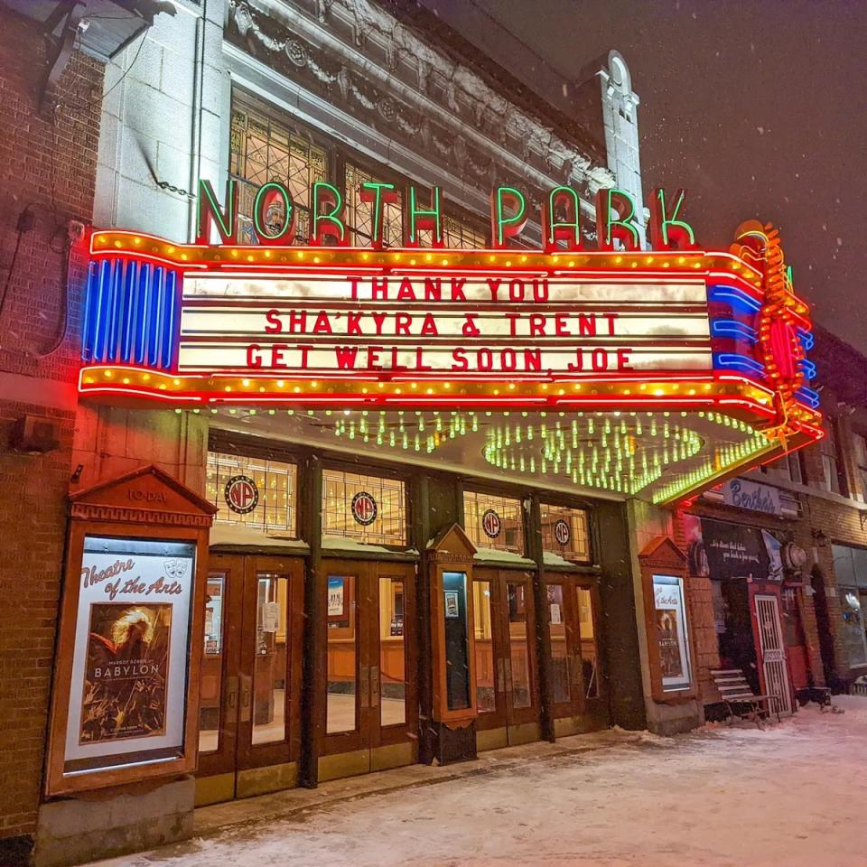 El cine North Park Theater de Buffalo dio las gracias a Sha'Kyra Aughtry y a su compañero Trent por salvar la vida de Joe White: “Gracias Sha’Kyra y Trent. Recupérate pronto, Joe” (North Park Theater / Facebook)