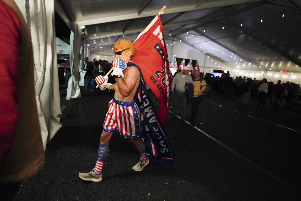 Un partidario del candidato republicano al Senado de Estados Unidos Herschel Walker camina tras un mitin de campaña el 10 de noviembre de 2022 en Canton, Georgia, mientras la campaña de Walker se prepara para una segunda vuelta contra el senador actual, el demócrata Raphael Warnock. (AP Foto/John Bazemore)