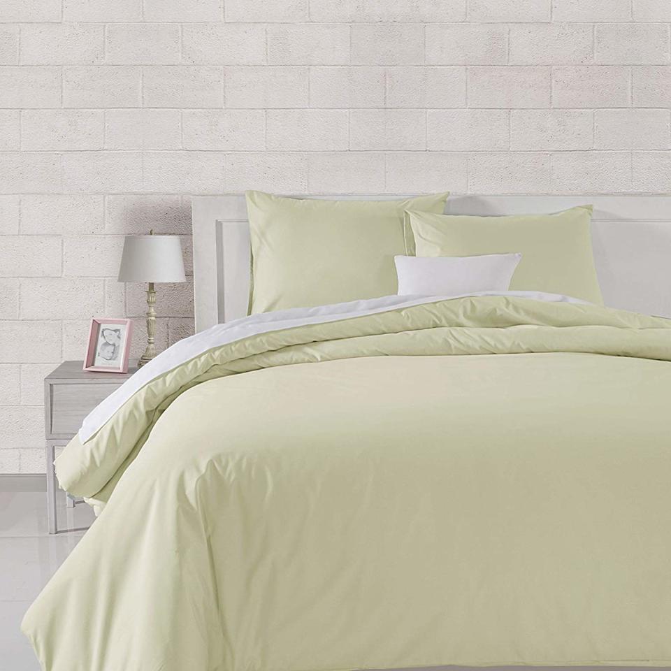 AmazonBasics Organic Percale Duvet Comforter Cover Set, Full / Queen, Linen. (Photo: Amazon)