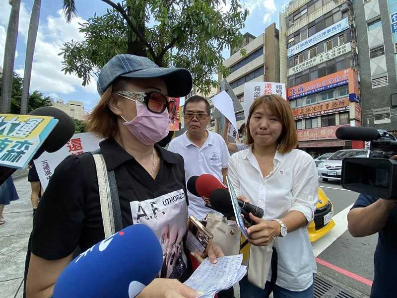 賴母友人質疑夏姓配偶的動機。（圖／中國時報張妍溱攝）