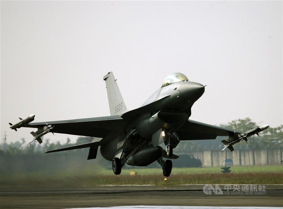 空軍嘉義基地一架單座F-16V（Block20）11日下午訓練過程中在嘉義東石外海失聯，目前正在全力搜救。圖為空軍操演F-16V緊急起飛過程。（中央社檔案照片）