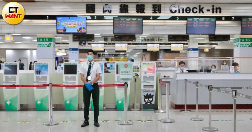 松山機場立榮航空報到櫃台。（圖／馬景平攝）