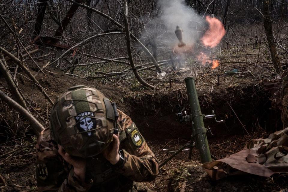 Ukrainian servicemen firing 82mm mortar near Toretsk.