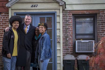 New York City mayor-elect Bill de Blasio (2nd L) poses with his son Dante (L), daughter Chiara (R), and wife Chirlane McCray outside of their Park Slope section of the Brooklyn borough in New York, November 5, 2013. REUTERS/Brendan McDermid