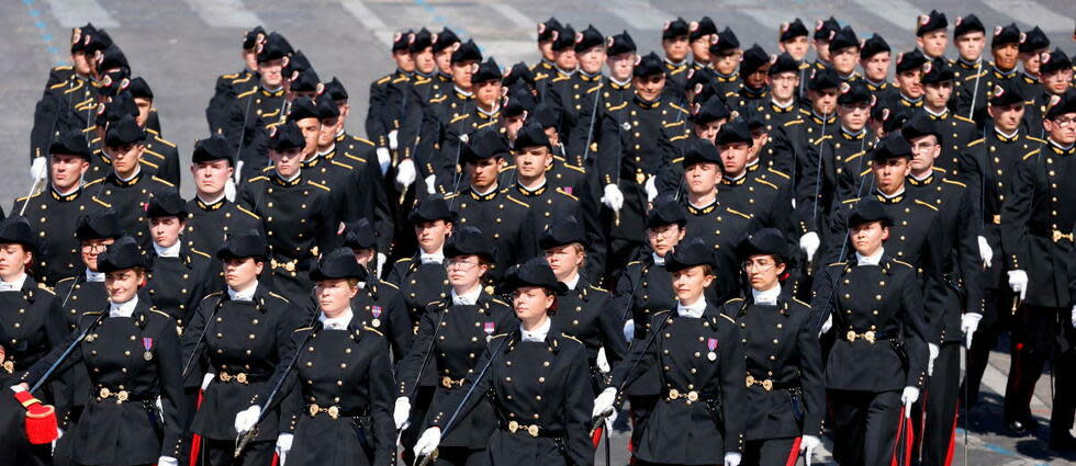 Des élèves de l'École polytechnique lors du défilé militaire sur l'avenue des Champs-Élysées, à Paris , le 14 juillet 2022.  - Credit:Ludovic Marin/AFP