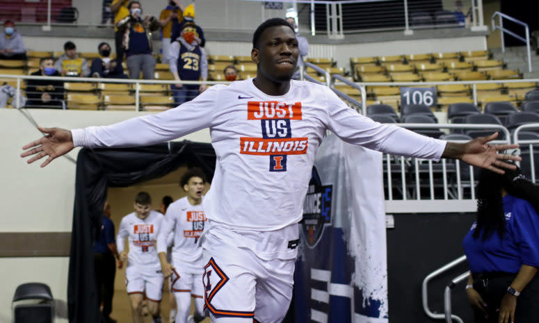 Illinois basketball star Kofi Cockburn runs onto the court at the NCAA Tournament.