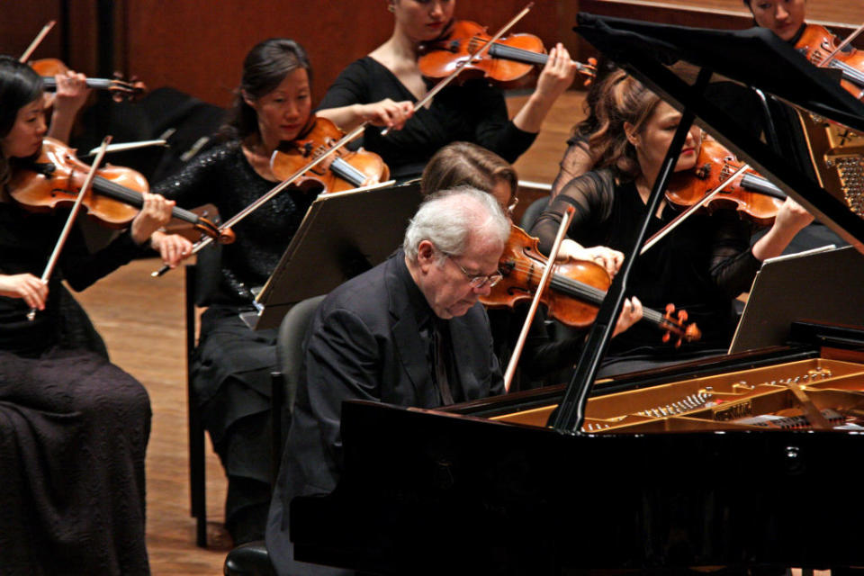 Emanuel Ax performing Mozart’s Piano Concerto No 20 with the New York Philharmonic led by Edo de Waart at David Geffen Hall on November 30, 2017. (Photo by Hiroyuki Ito/Getty Images)