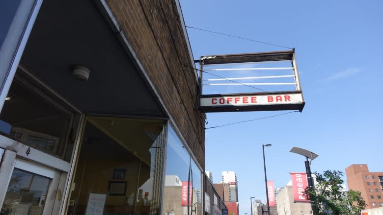 Customers bake up plan to replace beloved Rideau Street sign