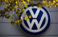 <p>Überbieten kann das in der Branche nur einer: der Autoriese Volkswagen. In diesem Kopf-an-Kopf-Rennen hat Deutschland mit knapp 12 Milliarden Euro mehr Umsatz die Nase vorn.<br>(Foto: AP Images) </p>