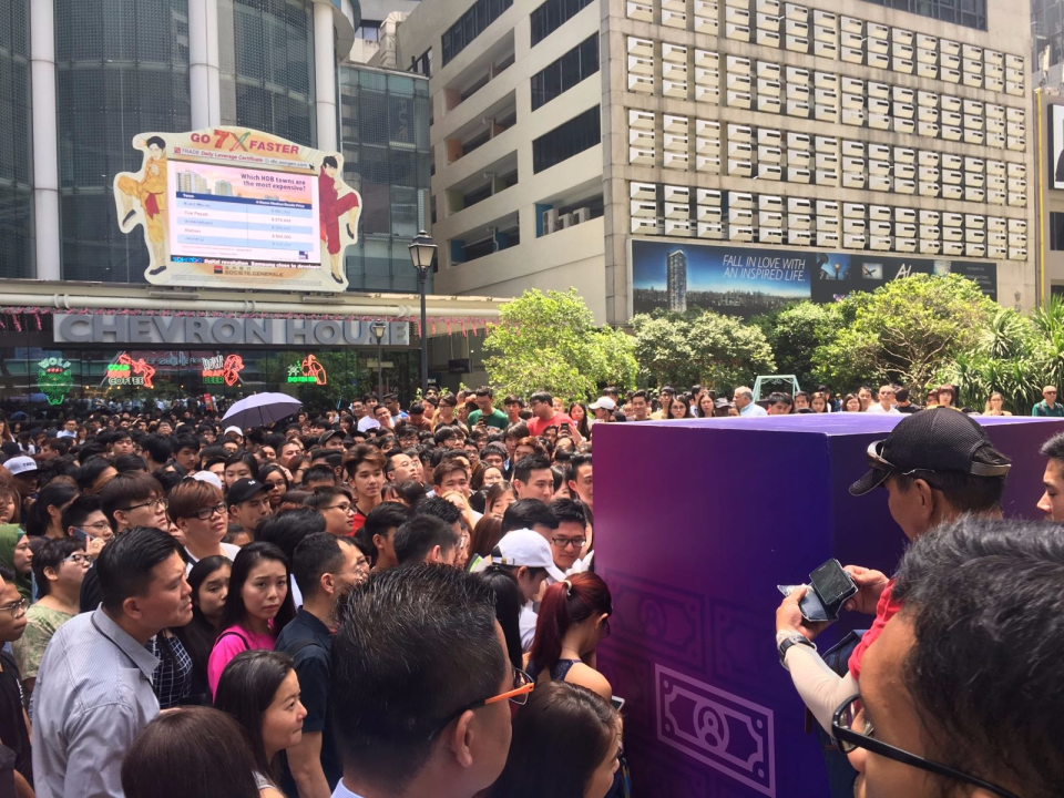 (The crowd at Raffles Place on 28 February, 2018. PHOTO: Circles.Life)