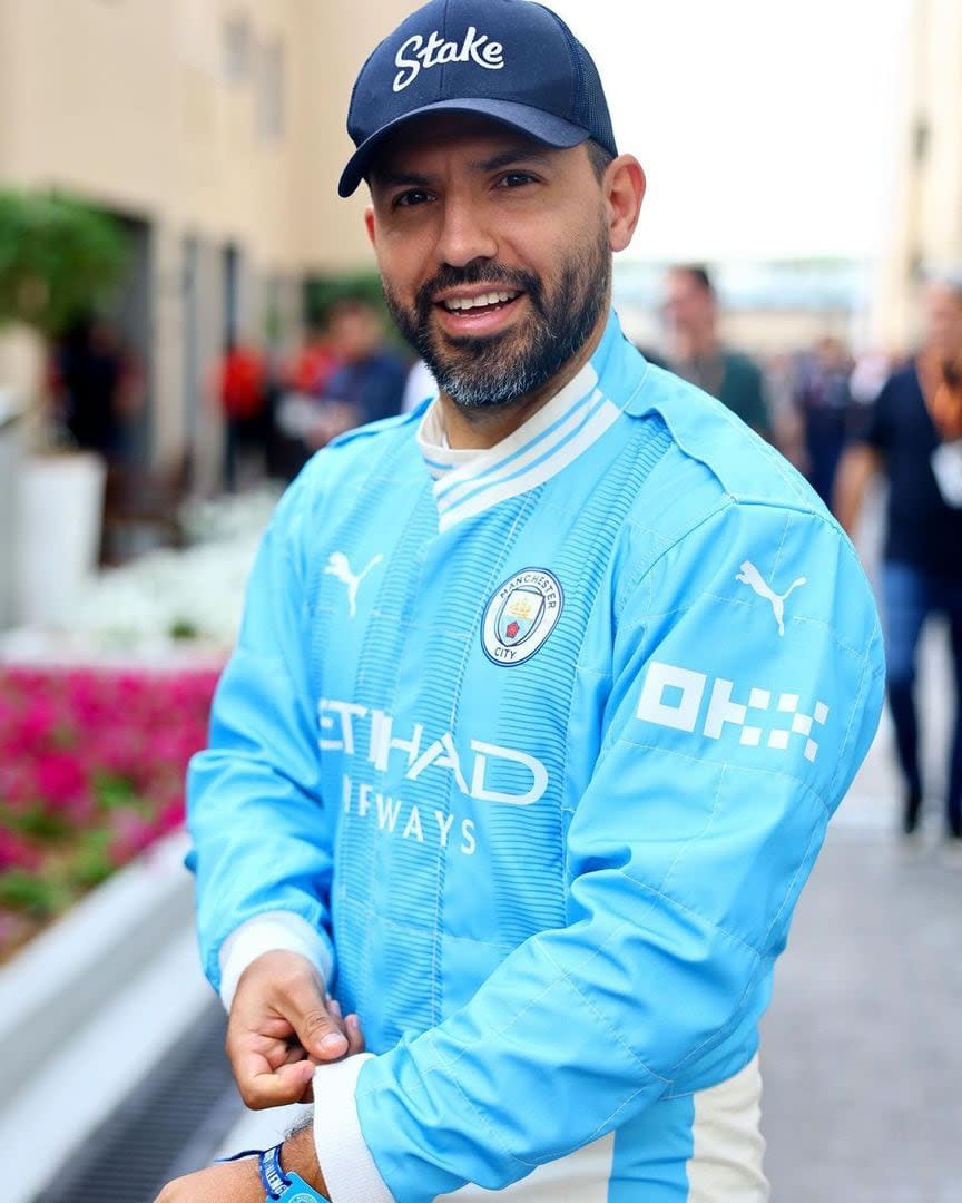 El outfit personalizado del Manchester City que utilizó el Kun Agüero en la carrera de la Fórmula 1