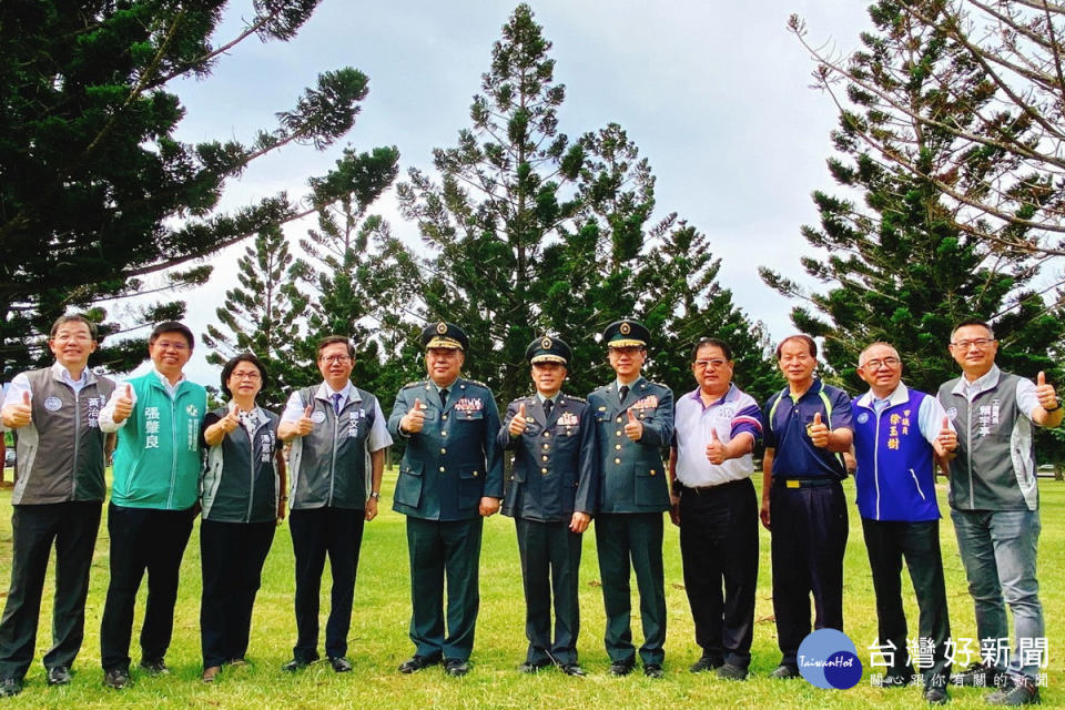 「綠杉林公園」舉行開工典禮，桃園市長鄭文燦、陸軍司令部司令徐衍璞與貴賓們合影。