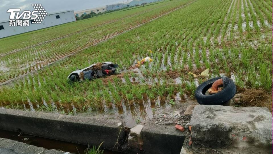 機車噴飛田裡，女騎士當場身亡。（圖／TVBS）